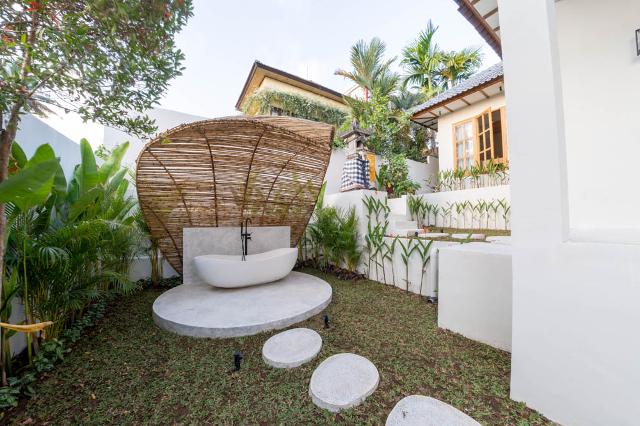 Open-air bathtub,Garden