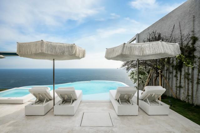 Infinity swimming pool with ocean view