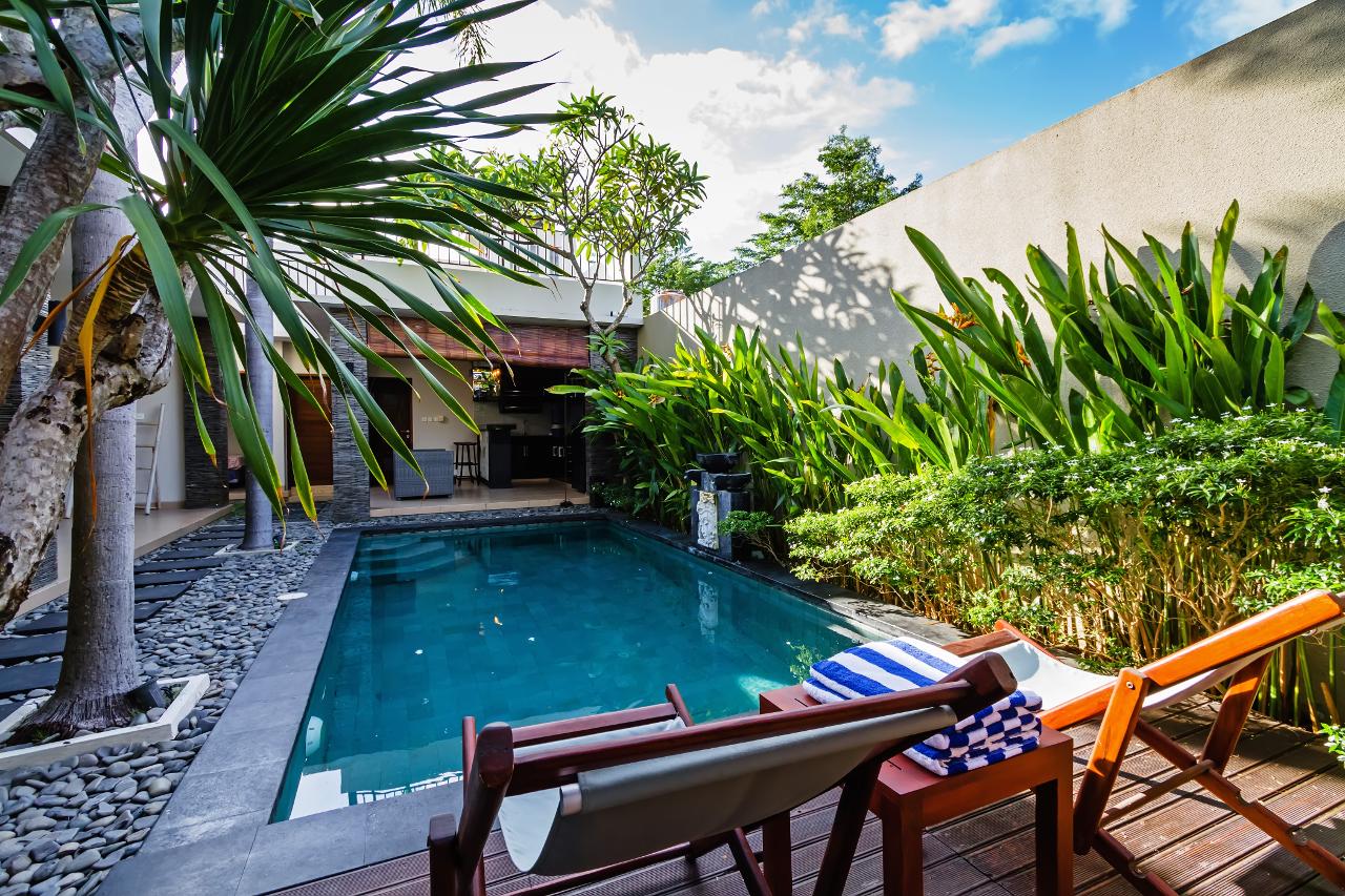 Sunbathing area by the pool